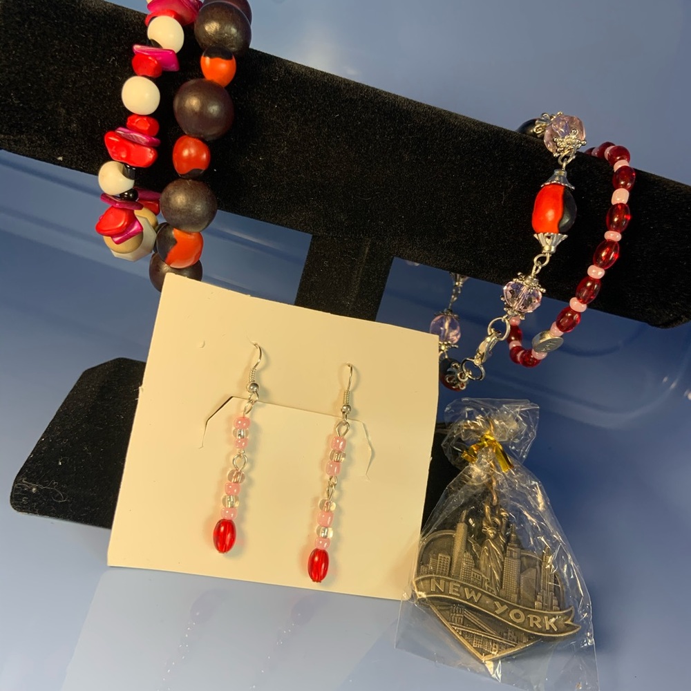 bundle of 6  jewelry items